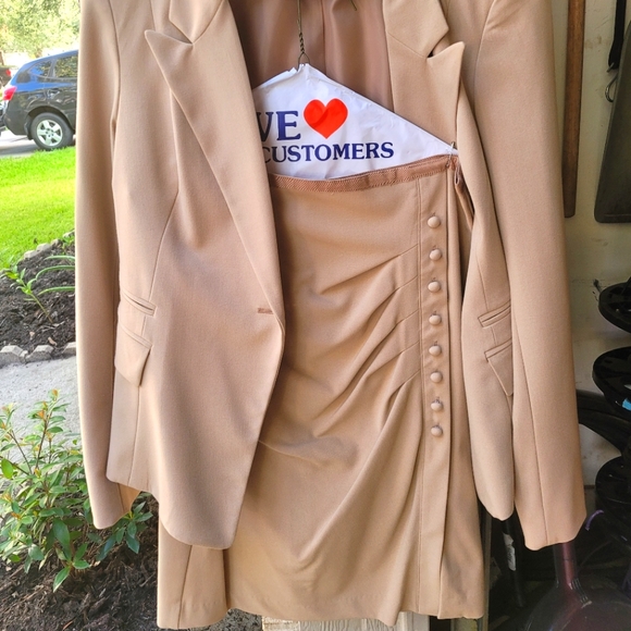 Two piece skirt suit. NY&Co size 10 - Picture 2 of 2